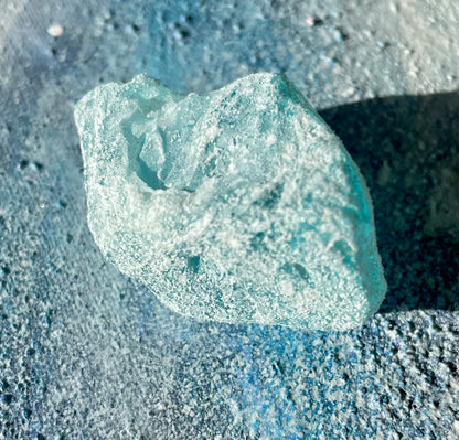 Cristal africain bleu, minéral afrique. Blue crystal from africa