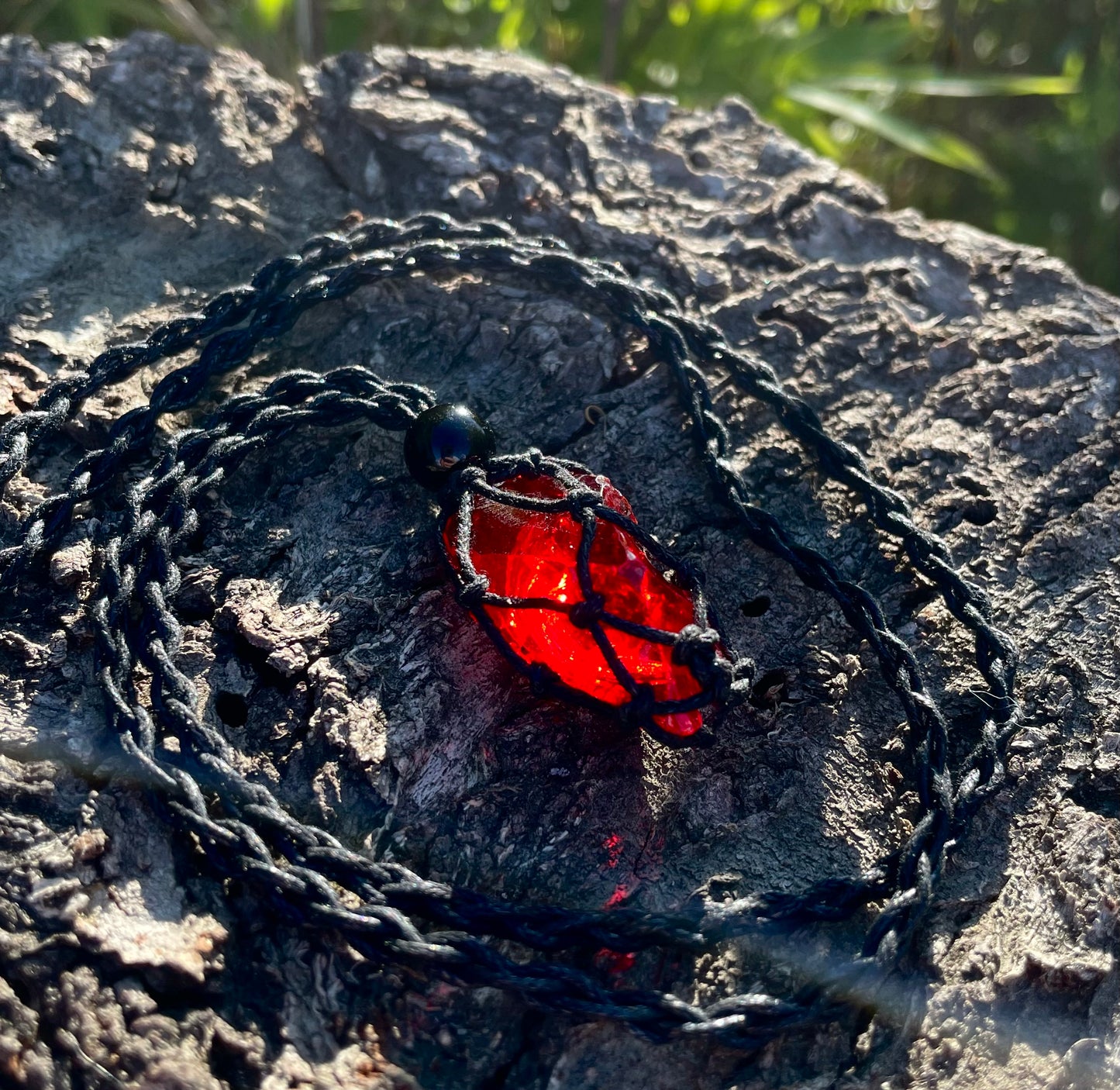 Pendentif macramé ANDARA rouge carmin 9 g  | Cristal 5D / 777 •