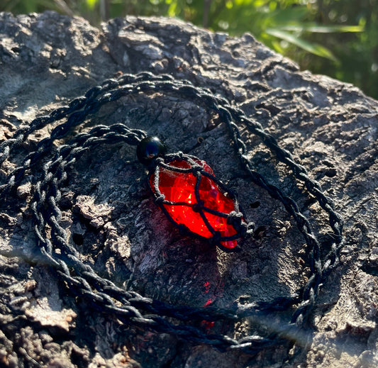 Pendentif macramé ANDARA rouge carmin 9 g  | Cristal 5D / 777 •