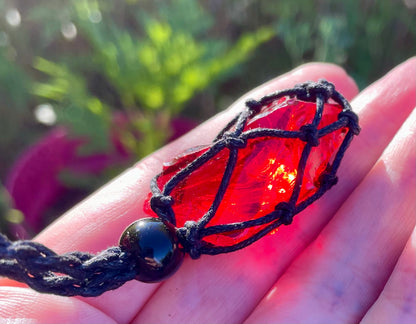 Pendentif macramé ANDARA rouge carmin 9 g  | Cristal 5D / 777 •