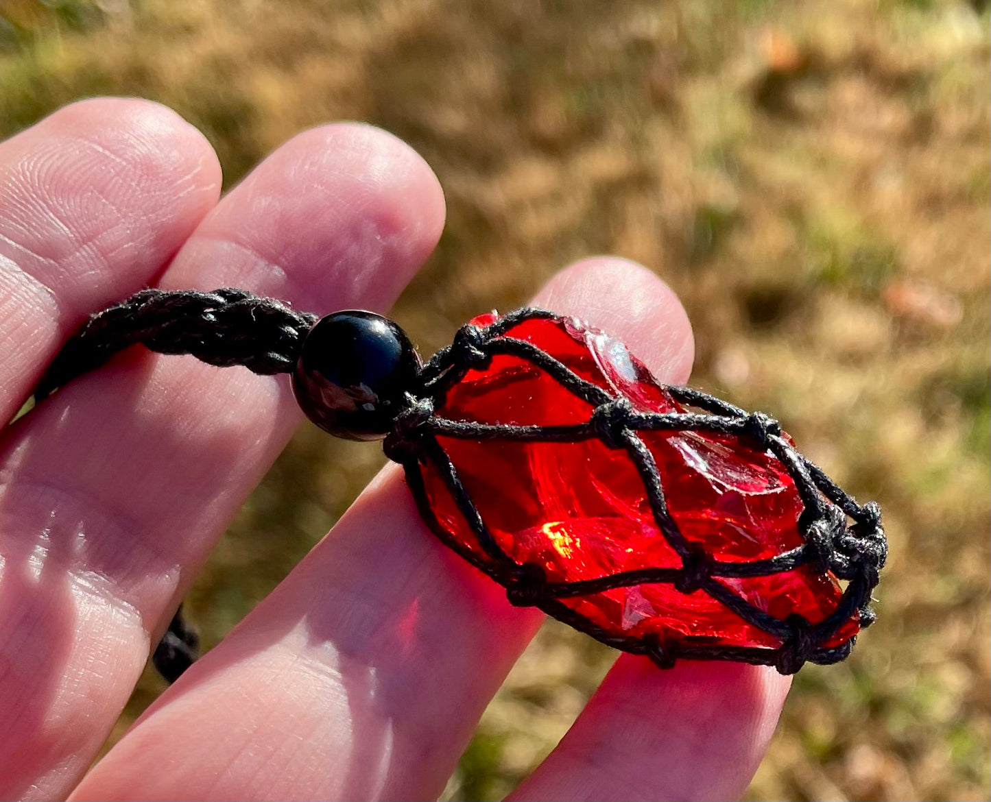 Pendentif macramé ANDARA rouge carmin 9 g  | Cristal 5D / 777 •