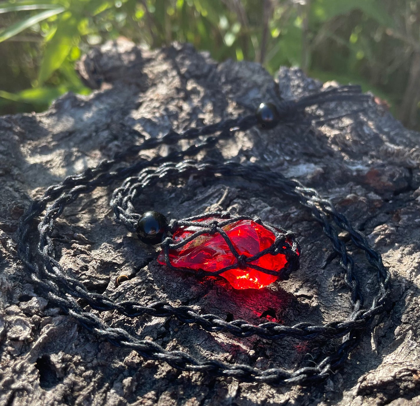 Pendentif macramé ANDARA rouge carmin 9 g  | Cristal 5D / 777 •